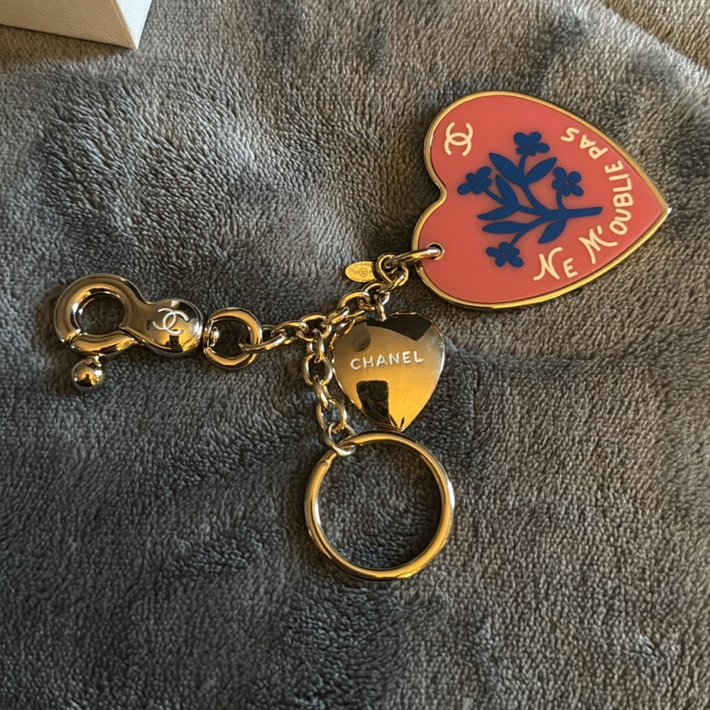 Preloved Chanel gold tone heart key-chain with key ring pink resin charm - Picture 4 of 7